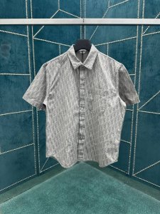 迪奥 25Ss新款外套衬衫通体饰以 Oblique 印花 全新演绎 Dior 的经典图案 采用灰色棉质牛仔布精心制作 胸前带有贴袋 纽扣饰以 Dior 标志 别