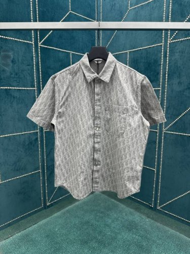 迪奥 25Ss新款外套衬衫通体饰以 Oblique 印花 全新演绎 Dior 的经典图案 采用灰色棉质牛仔布精心制作 胸前带有贴袋 纽扣饰以 Dior 标志 别