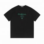 prada 普拉达 2025新款 高密度刺绣简约字母Logo 男女同款 短袖T 定制260克100％双纱纯棉面料 进口田岛机刺绣工艺 定染32支双股螺纹 领标吊