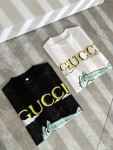 gucc*古家 2025春夏新款男女同情侣款休闲宽松棉质圆领短袖T恤衫！贸易公司渠道稀出，同步官网发售 ！ 2025春夏最新系列，经典时尚设计元素，为全新系列注