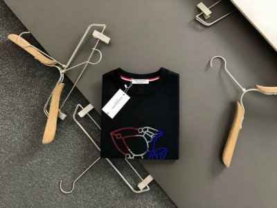 Tb**合身版型M-Xxxl 25春夏顶级黑色彩色飞船烫钻融合后幅贴标Logo经典短袖，精致工艺专柜面料，顶级元素融合打造，经典短袖3标齐全，潮男时尚，无论是上