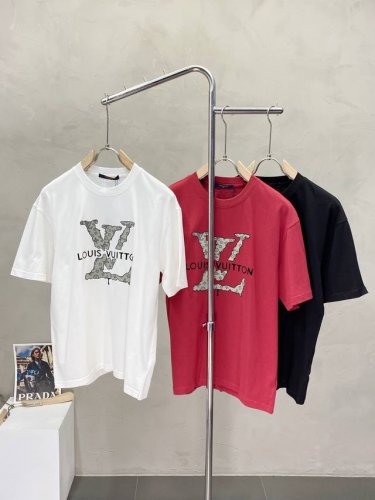 louis Vuitton路易威登独家专供新款男士休闲短袖 高端定制 高端版本 时尚百搭爆款进口面料 手感超柔软细腻 穿着亲肤舒适 高端精品 代工厂P精细做工