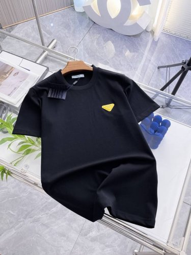 Sg 普拉达 夏季新品 胸口经典三角章仔Logo时尚单品设计 更加时尚舒适 高标准定制 上身非常有型 客供辅料 客供进口高档面料质感非常细腻 细节工艺精湛考究