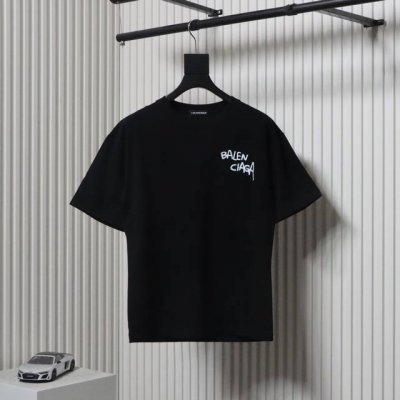 balenciaga巴黎世家Blcg 错位字母印花短袖T恤面料采用定制240G 26支特滑双股精棉平纹高密无尘全棉布料。前幅高密度加厚，走线平整，代工品质，全套