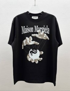 Madison Margiela马吉拉 新款圆领短袖T恤 手指舞拉丝效果 数码直喷印花字母Logo 艺术感十足 面料定制定染 300克重 100%纯棉 经典圆领