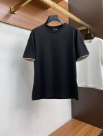 蒙口 平纹针织T恤是品牌的基础款式采用280克纯棉面料 舒适透气华美简约风格与精致魅力重释基础单品 赋予其设计新意 手臂收口徽标刺绣展现标志性元素 后背做了龟背