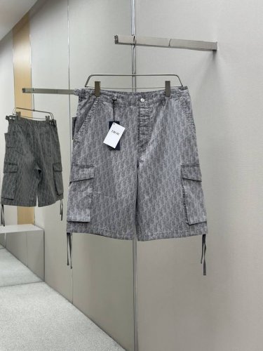 短裤- Dio*迪奥 25Ss满印提花牛仔短裤 面料字母采用拔印工艺，是将原本纱线的颜色拔成白灰色，非市面上所谓的印花或者提花面料，面料质感有厚感便硬挺，非市面