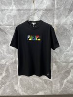 Fendi芬迪 2025Ss春夏高品质情侣款短袖T恤 甄选高克重纯棉面料 工艺品级别 辅料顶真 车线做工符合精品要求 超级好搭配 落肩款 品质及剪裁设计都堪称一