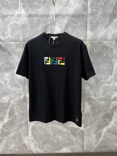 Fendi芬迪 2025Ss春夏高品质情侣款短袖T恤 甄选高克重纯棉面料 工艺品级别 辅料顶真 车线做工符合精品要求 超级好搭配 落肩款 品质及剪裁设计都堪称一