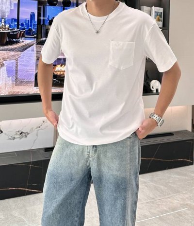 L p2570春夏 尽显清新与雅致。柔和的色调，宛如春日晴空，带来舒适视觉感受。胸口处别致的口袋设计，增添几分随性与实用感，口袋上精致的品牌标识，低调彰显独特品