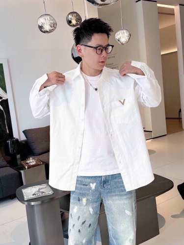 Vtaenlitn高定款 华伦天奴 新款衬衫 打造时装艺术感 立体剪裁修身版型 上身效果很帅气 微彰显品位 整体细节可以对比 效果非常有型 单穿内搭都个性出众