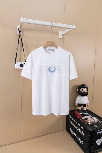 挂拍图 顶级版本 Dior迪奥短袖T恤 官网一致 *定制280克全棉面料，面料柔软，亲肤舒适 *前幅刺绣工艺字母标识 *非常简约大气的一款 无论是上身舒适度都是