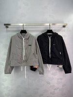 miu Mi* 2025Ss新款 结合工装与防晒衣的碰撞设计 超轻薄面料 特殊材质有肌理感 每个小细节都非常注重 恰到好处的高级感 立体剪裁 让成衣上身更为精致