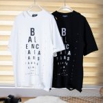 来自Balenciaga 25Ss 新品巴黎视力表短袖T恤，320 克 太绝了，字母数字印花视力表磨烂做旧.成衣多位做旧磨烂 ，面料采用定织定染全棉双纱，布面干