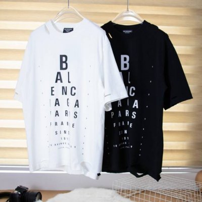 来自Balenciaga 25Ss 新品巴黎视力表短袖T恤，320 克 太绝了，字母数字印花视力表磨烂做旧.成衣多位做旧磨烂 ，面料采用定织定染全棉双纱，布面干