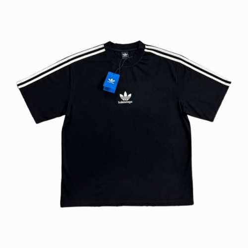 p130【主推让利-10】Blcg联名Adidas短袖T恤、现货速发、男女同款、码数Size:Xssml 经典Os版型、不挑身材、精选棉质面料、柔软透气有厚度、