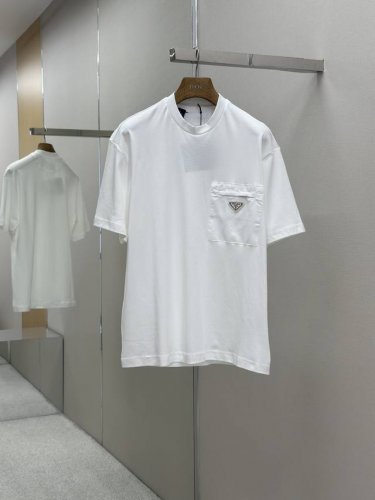 顶级原单 支持退换 当天发货 prada胸前拉链口袋短袖 面料：50支超柔棉克重170克 面料：采用原板50支再生尼龙面料 螺纹：配套螺纹1*1索罗娜280克