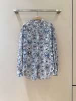 D家25Cruise新品 时尚单品 纯棉材质小立领衬衣、蝴蝶花卉印花优雅大气、字母小蜜蜂刺绣点缀前胸贝母纽扣开合设计、蝙蝠袖袖，袖口钮扣收袖、气质干练简约时尚、