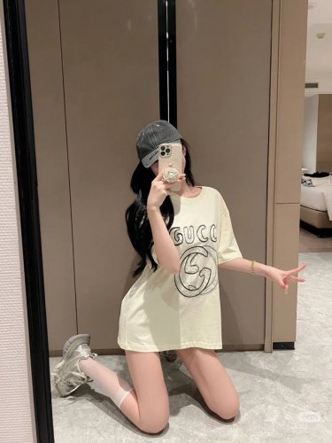 新款上新 2025最火爆款推荐Gucci 古驰新款铅笔线路刺绣Logo 圆领男女情侣款短袖上衣 专柜同步高版本 胸前双G刺绣 双纱精梳纯棉布面料 双针走线超标级