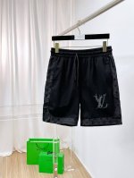 lv 2025春夏新款男士休闲短裤 高端货简洁时尚大方 定制原版进口面料 简洁利落又清爽 品质做工细节经得起任何形式检验简约大方百搭款 上身优雅帅气，焕然一新的
