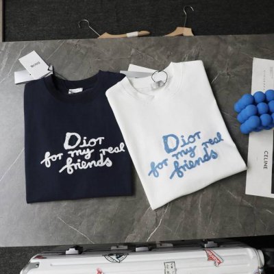 顶级复刻 高端定制 Dior 迪奥 新款针织刺绣Logo做旧休闲圆领短袖T恤 颜色：墨蓝 白色 购入原版开模打造，全套定制辅料，细节决定成败。 迪奥 全称为克里