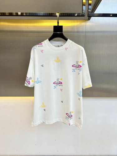 viviennewestwood西太后、2025春夏全新系列单品上线，非常时髦前卫的一款男女同款短袖T恤，醒目的Logo图案彩块印花修饰！区别于以往的不同，宣示