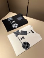 louisvuitt*路易*登 2025春夏全新系列单品上线，非常时髦前卫的一款男女同款短袖T恤，标识Logo图案植绒修饰！区别于以往的不同，宣示品牌传承多年的