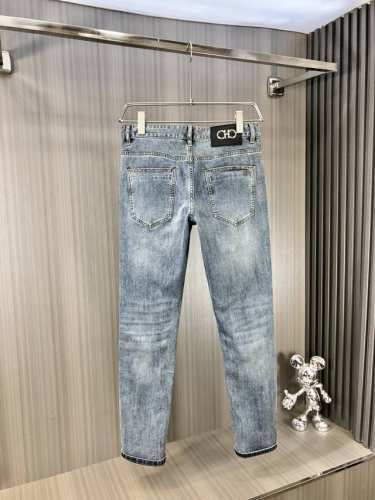 Bai Ferragamo 菲拉格慕 2025春夏最新推出男士牛仔裤新品 重工水洗牛仔面料 定制面料和一般牛仔布料比起来 更加柔软舒适 超重工洗水工艺 双工艺洗