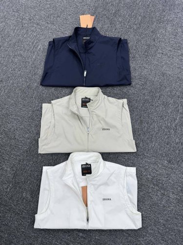 zegna 25Ss男士马夹衣橱的必备之选！ 采用立体修身剪裁，轻松勾勒出挺拔身姿，干净利落 经典翻领设计，展现出颈部线条的优雅美感，凸显男性魅力。精选面料 梭
