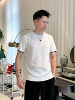 爱马仕 2025 新品短袖， 帅气时尚，顶级定位顶织字母Logo，简约百搭款。面料针织 不仅挺括，保持潮流的廓形，又穿着舒适，纱织更细腻，码数M-3Xl
