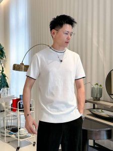 爱马仕 2025 新品短袖， 帅气时尚，顶级定位顶织字母Logo，简约百搭款。面料针织 不仅挺括，保持潮流的廓形，又穿着舒适，纱织更细腻，码数M-3Xl