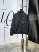 。P340 Lv。25早春新品发售夹克外套，休闲日常穿搭！上身修饰身形、将时装美学和新都市商务休闲概念完美融合，通体将意式的极简、干练和户外功能性风格极致诠释，