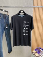 普拉达- 2025Ss蛇年贺岁款春夏精品短袖T恤 官网同步 高端品质 定制顶级纯棉面料，顶级大厂1:1制作，时尚大牌重工艺Logo设计，手感柔软细腻 穿着亲肤舒