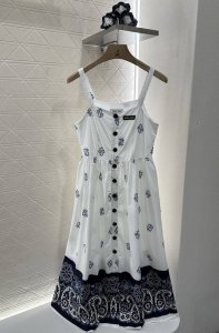 miumi*2025新品上架 印花吊带连衣裙 定制Yb斜纹全棉材质 质感光泽 垂顺有型 吊带背心平口领连衣裙剪裁 通体分布印有腰果花民族度假感元素 呼应炎炎夏日