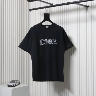 dior 迪奥 24Ss 石头岛联名刺绣短袖 Yb购入打版，采用棉质平纹针织面料，这款 T 恤来自 Dior And Stone Island 限定系列，突显联