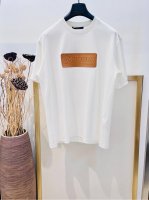 Size 46 48 50 52黑 白两色 男女同款 1975241356400081 1V路易家2025Fw早春 重磅纯棉立体字母皮章半袖T恤。 洗涤方式：建