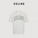 Celine 赛琳 24Ss 弧形字母印花短袖 采用280克40支精梳棉面料制成，且经由水洗后面料手感顺滑，不易缩水变形，不易褪色，质感满满。印花采用弹力胶浆印