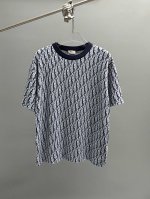 Dior经典老花满织针织短袖 定织精梳全棉，蓝色色基调与白色镶饰交织出经典与现代的碰撞，全幅饰以Dior图案镶饰，品牌辨识度十足。 德国进口机提花组织而成，精确