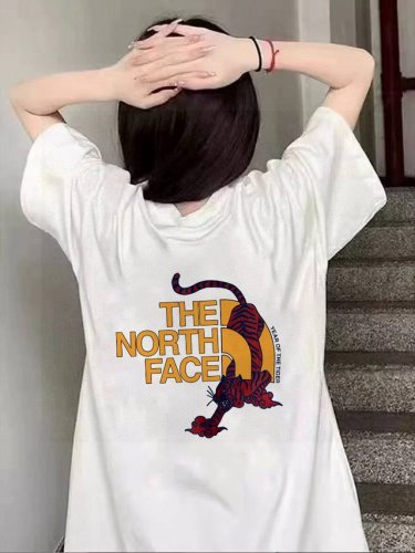 北面Tnf专柜同步联名款前后Logo印花情侣三色短袖 采用260克定制精梳纯棉 三针五线做工 领口定制螺纹不变形 领口包包边条 肩膀处内里带压条 做工面料细节都