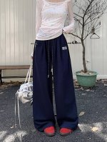 120 Miu Miu 姐妹们，春天的时尚密码来啦！Miumiu 春季休闲卫裤闪亮登场，绝对是你春日穿搭的必备神裤！ 这款高腰直筒阔腿长裤，简直是为打造完美身形