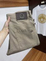 蒙口 25春夏新品 修身原单男士水洗牛仔裤纯血统品 每季必出的类型，无需质疑的热卖王牌单品，符合四季最佳的搭配色号 整体的风格延续了Slp的基调，通体融入了多种