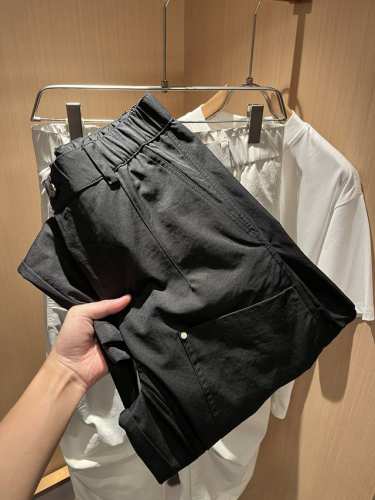 马吉拉 Maison Margiel 2025春夏新款男女同款休闲裤，专柜同步发售！定制专属聚酯纤维面料，裤腿字母Logo压胶设计！简约大方，从容百搭，档次极高