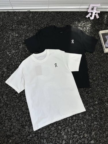 昂跑On后背泼墨大Logo落肩袖宽松休闲时尚百搭短袖T恤男女同款 时尚潮人们的衣柜里总要有这样一件T恤，昂跑On后背泼墨大Logo落肩袖短袖T恤就是绝佳选择！它