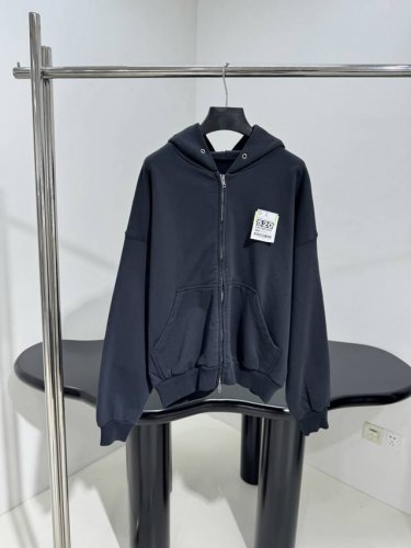 新品520限定帽兜拉链卫衣 复古平纹布宽松版型剪裁 正面饰以Airport Tag立体贴纸 不可以斯开喔 马上要飞到你身边爱意表达方式 提前穿上节日盛装 成衣洗