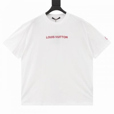 Louis Vuitton Lv 植绒字母短袖T恤 采用200G纯棉布料，通过静电植绒技术，将超细纤维紧密植入面料，打造出立体绒感表面。 品牌Logo重工，胸前