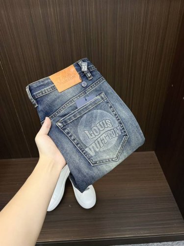 Lv 2025新款新品 专柜有售 实体店极品牛仔裤专柜原版1:1好货 适合各个年龄段 市场最高版本的欧洲进口面料 舒适柔软亲肤 上身效果超级棒时尚百搭 笔挺有型