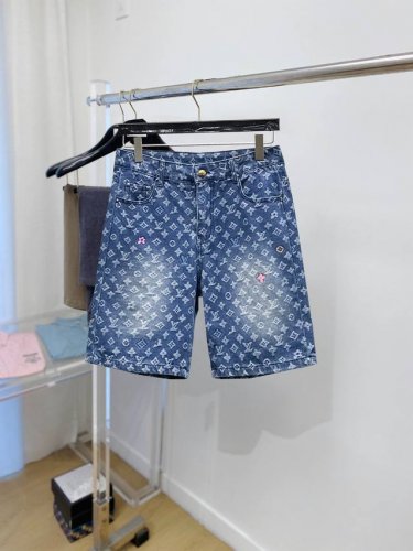 lv 2025夏季新款男士牛仔短裤，重工艺高级定制面料透气面料 透气弹力舒适度极高，细节无可挑剔，顶级辅料配备，原版Logo设计理念，手感细腻柔软！上身版型超赞