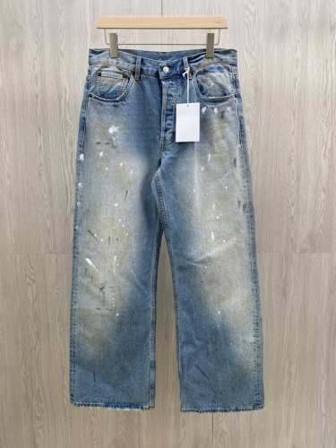 Acne Studios M做旧油漆泼墨涂绘牛仔裤 直筒版型 按照腰围购买即可 M的宽松微喇版型和中腰设计适合几乎一切身材穿着 百搭显腿长 略微Baggy的裤腿