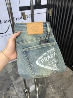 普拉达。2025春夏高级时装感，超柔牛仔面料 , 浅色洗水牛仔裤。 面料很特殊，超细精仿棉纱混纺，超柔舒适感。 具备牛仔随性感 ,休闲感 ,6亦有轻松感 ,时尚