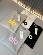 alo2025春夏全新系列单品上线，非常时髦前卫的一款男女同款短袖T恤，标识Logo图案压胶修饰！区别于以往的不同，宣示品牌传承多年的设计理念！其吸睛度完全不亚